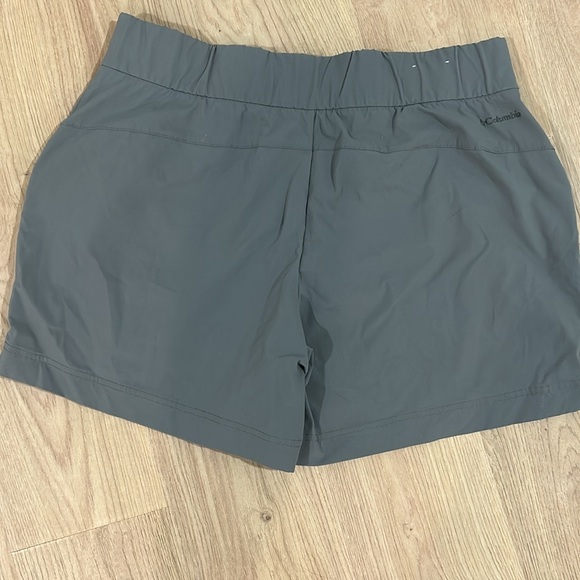 XL woman’s Columbia  shorts - Picture 2 of 3